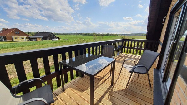 Outdoor dining - 5 star vacation apartment Dewichow with water view & WLAN - Ferienwohnung Dewichow (Mellenthin)