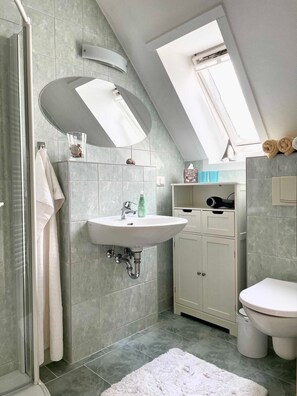 Een douche, een haardroger, handdoeken, zeep