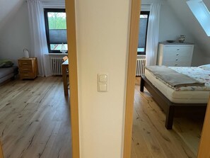 2 makuuhuonetta, työpöytä, vauvan matkasänky, Wi-Fi