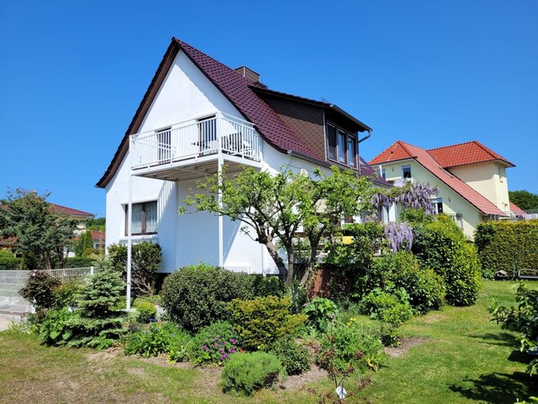 A two-story house with a balcony, surrounded by a well-maintained garden. - FeWo Hänsel, Germany (Zinnowitz)