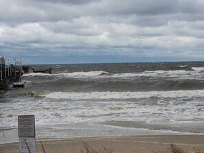 A beach with rough waves and a cloudy sky. - Hänsel Vacation Rental, Germany (Zinnowitz)