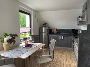 Een koelkast, een microgolfoven, een oven, een vaatwasser