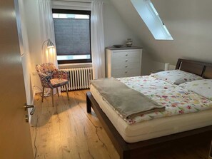 2 slaapkamers, een bureau, reisbedje, wifi