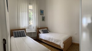 2 室のベッドルーム、デスク、アイロン / アイロン台、WiFi