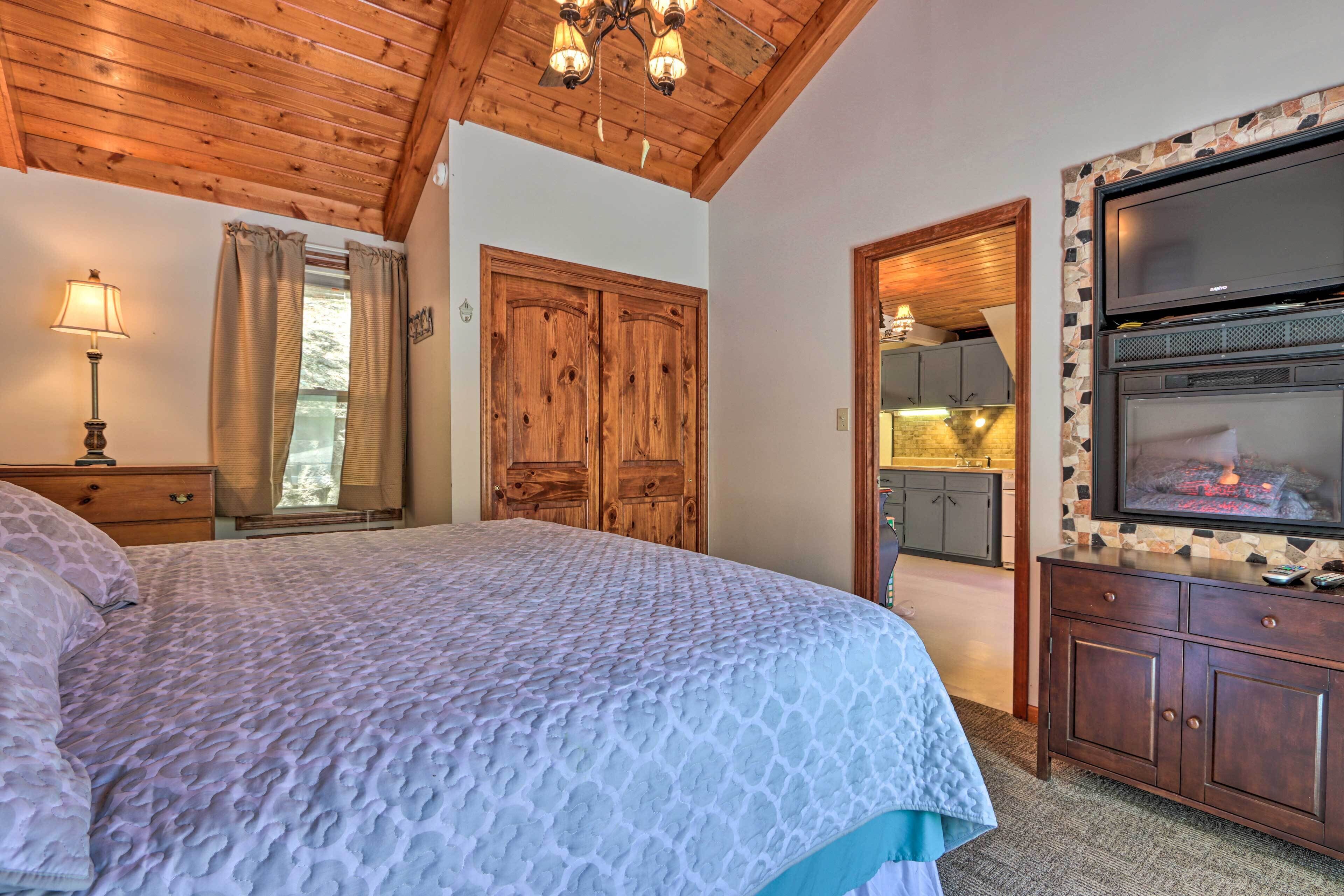 Lakefront Rocky Mount Cabin w/ Dock & Kayaks!