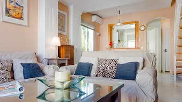 Een televisie en een open haard