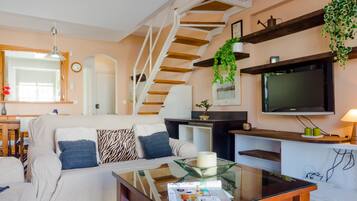 Een televisie en een open haard