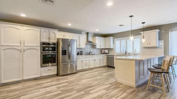 House, 4 Bedrooms | Private kitchen