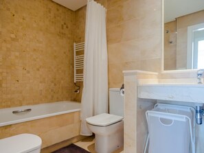 Bathtub, towels - One bedroom. pool, WIFI (El Puerto de Santa María)