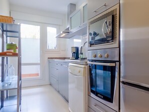 Kühlschrank, Mikrowelle, Ofen, Geschirrspüler