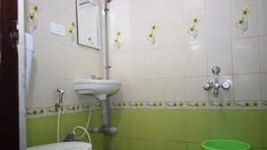Un baño con inodoro, lavamanos y ducha.