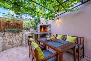 Outdoor dining - Apartment Igor is located in Pula, 100 m from the Pula Arena. (Pula)