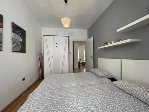 2 chambres, coffre-fort, bureau, fer et planche à repasser