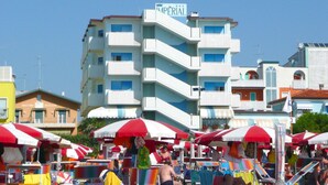Un edificio a più piani con balconi e un cartello con su scritto "IMPERIAL".