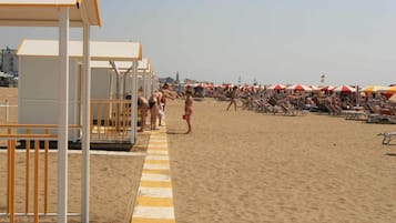 Privatstrand, weißer Sandstrand
