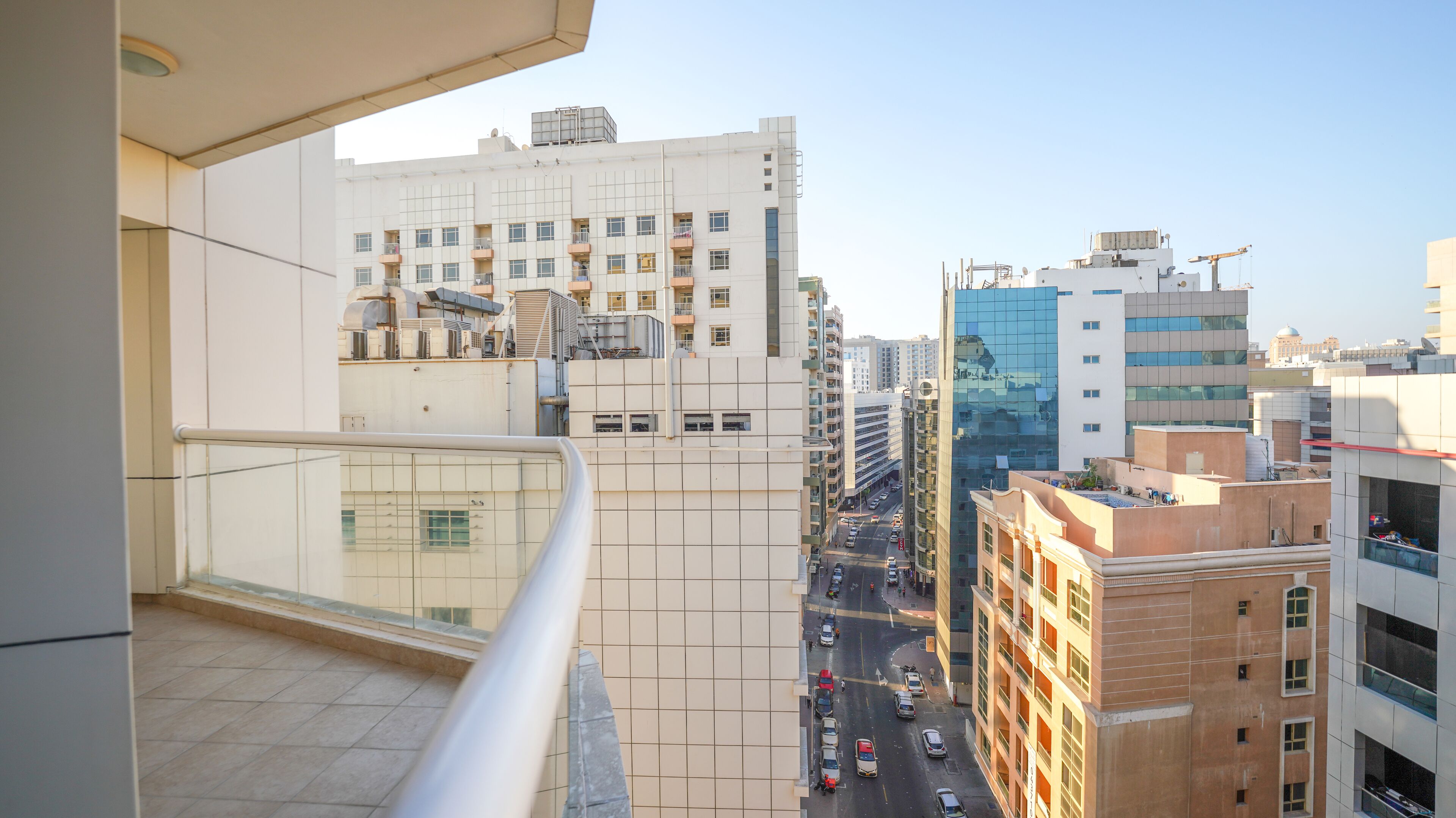 Un immeuble de grande hauteur, doté de nombreux étages, de grandes fenêtres et de balcons.