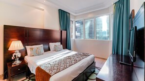 Caja de seguridad en la habitación, muebles diferentes y escritorio 