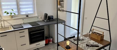 Réfrigérateur, micro-ondes, four, plaque de cuisson