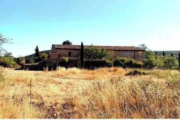 Mas isolé au milieu de la campagne du Luberon 