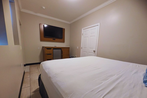 Single Room, Accessible | Down comforters, blackout drapes, WiFi (free)