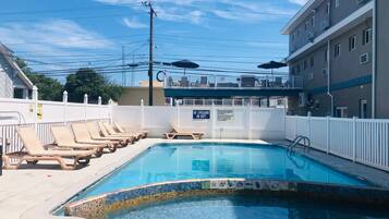 Außenpool (je nach Saison geöffnet), Sonnenschirme, Liegestühle