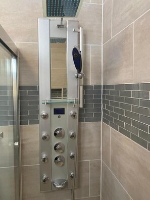 Jetted bath, rainfall showerhead, free toiletries, hair dryer - Coastal Sands Inn (Wildwood)