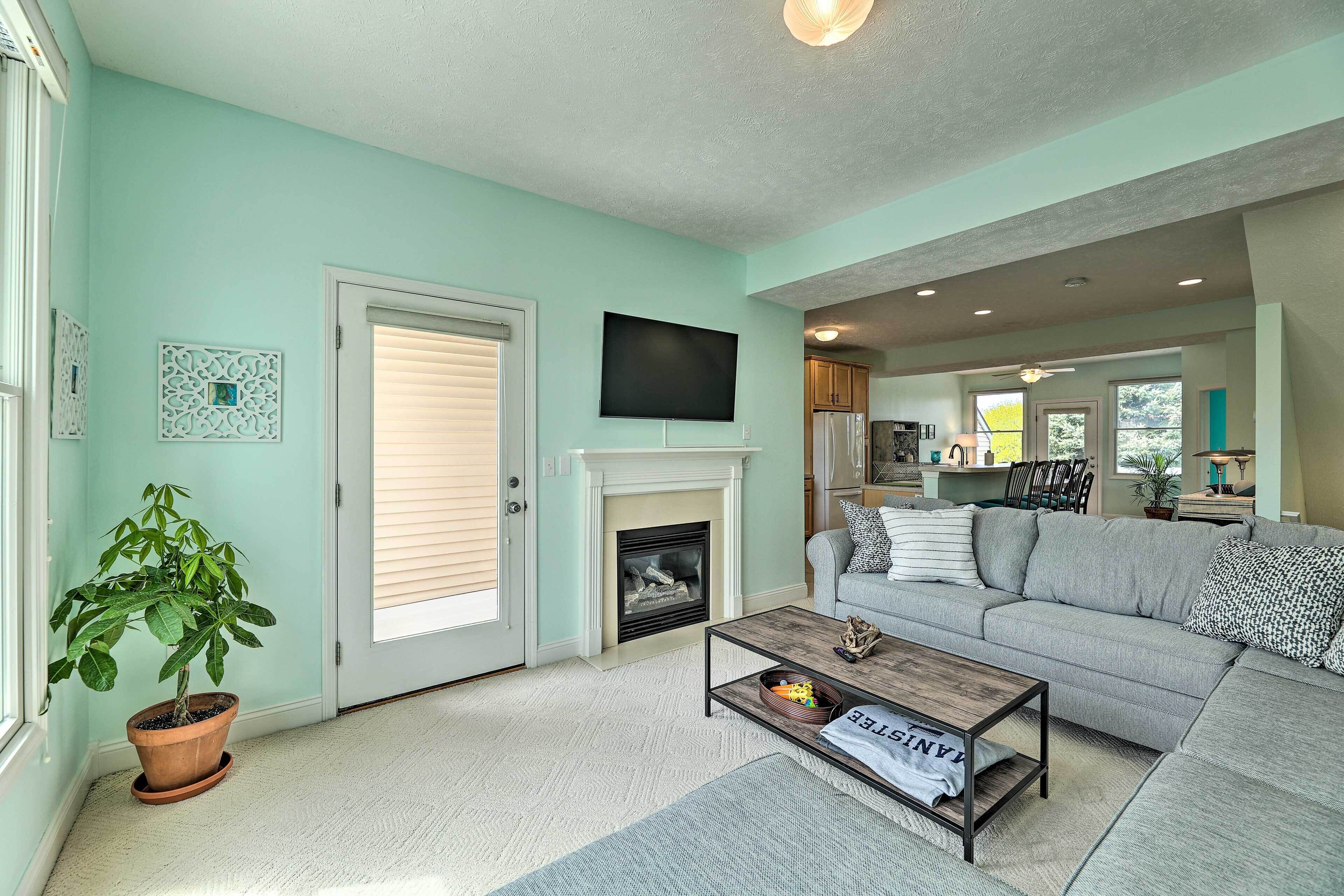 Bright, Beautiful Manistee Condo Near Beach + Pool