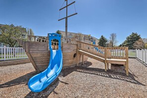 Children’s area - Bright Manistee Condo w/ Beach + Pool Access! (Manistee)