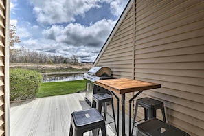 Outdoor dining - Bright Manistee Condo w/ Beach + Pool Access! (Manistee)