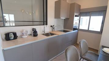 Frigorífico, microondas, horno y placa de cocina