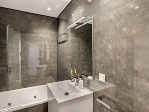 Badewanne, Haartrockner, Handtücher