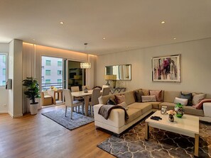 Un salon moderne avec un canapé, une table basse et un coin repas.