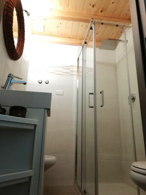 Shower, hair dryer, bidet, towels - Theatron House 2 - Historic Center / Roman Theater (Catania)