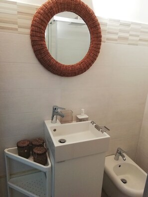 Shower, hair dryer, bidet, towels - Theatron House 2 - Historic Center / Roman Theater (Catania)