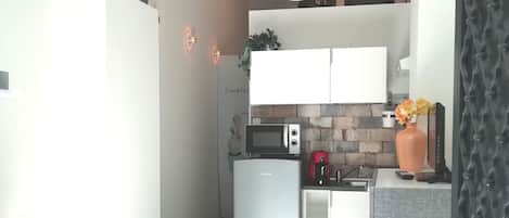 Fridge, microwave, stovetop, coffee/tea maker