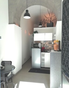 Fridge, microwave, stovetop, coffee/tea maker