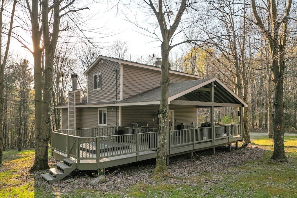 Trailside Chalet featuring Wrap Around Deck & Private Hot Tub just outside of 7 Springs Resort