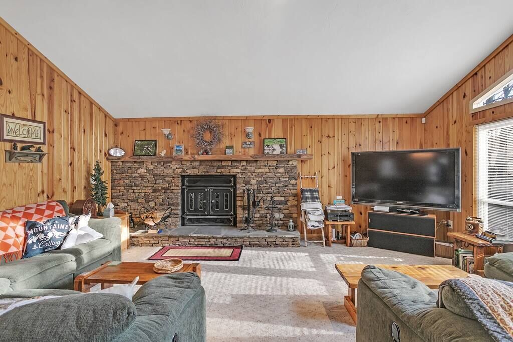 Trailside Chalet featuring Wrap Around Deck & Private Hot Tub just outside of 7 Springs Resort