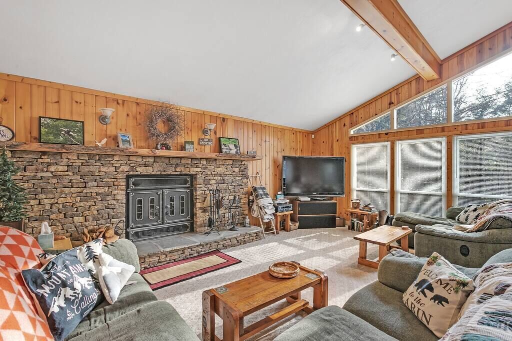 Trailside Chalet featuring Wrap Around Deck & Private Hot Tub just outside of 7 Springs Resort