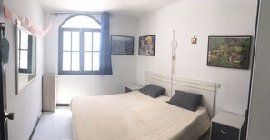 1 slaapkamer, een kluis op de kamer, een strijkplank/strijkijzer