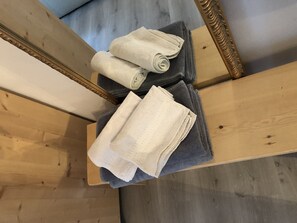 Douche, sèche-cheveux, bidet, serviettes fournies