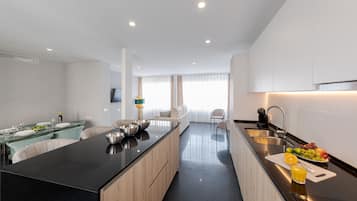 Penthouse | Private kitchen | Mini-fridge, microwave, stovetop, coffee/tea maker
