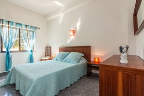 3 habitaciones, escritorio y tabla de planchar con plancha