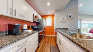 Køleskab, mikrobølgeovn, ovn, kogeplade