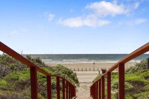 On the beach - Walk to Sandfest,  Shared Pools, Boardwalk to the Beach (Port Aransas)