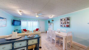 Dining - Walk to Sandfest,  Shared Pools, Boardwalk to the Beach (Port Aransas)