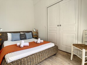 1 slaapkamer, een strijkplank/strijkijzer