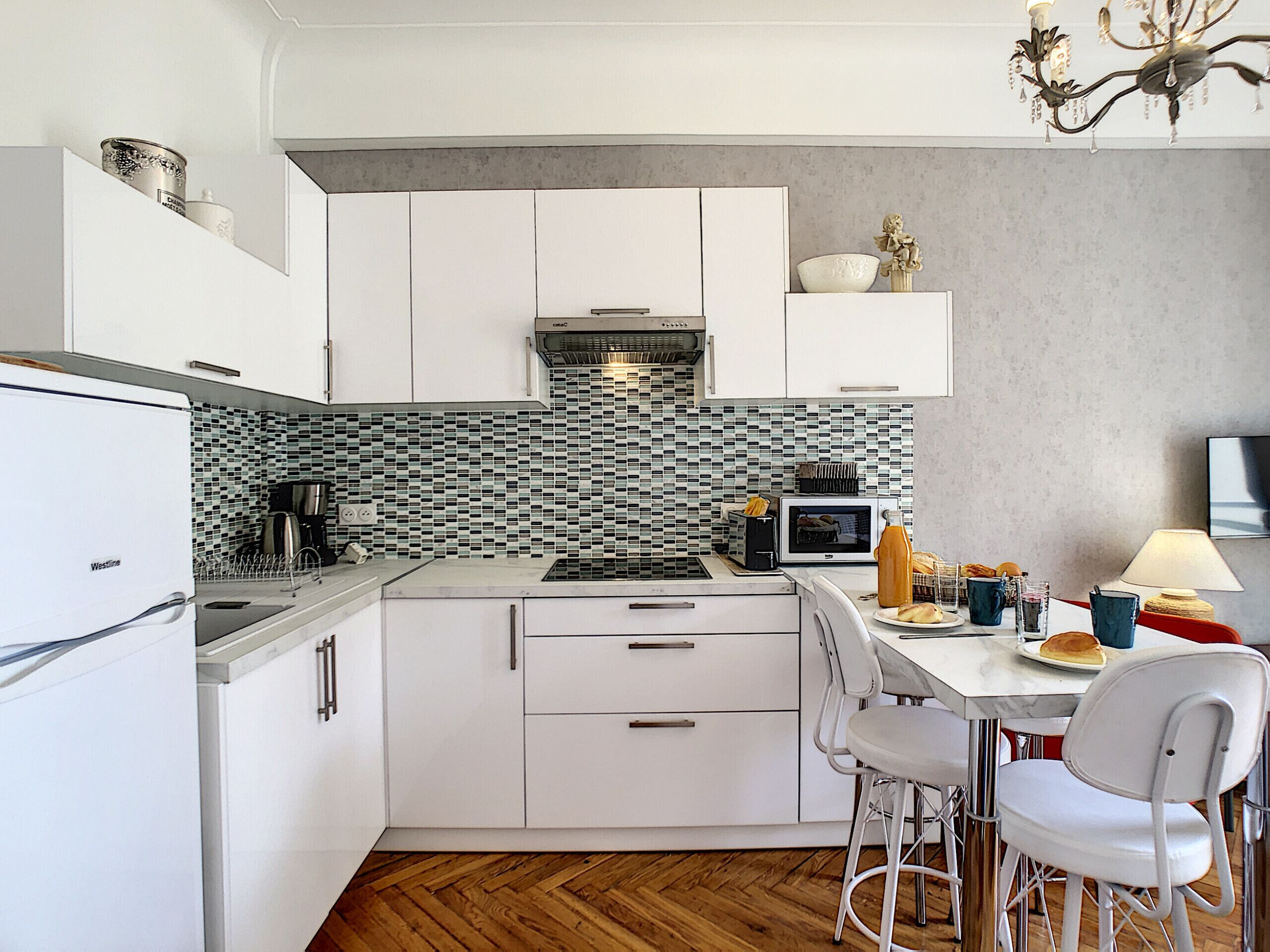 Fridge, microwave, coffee/tea maker, electric kettle