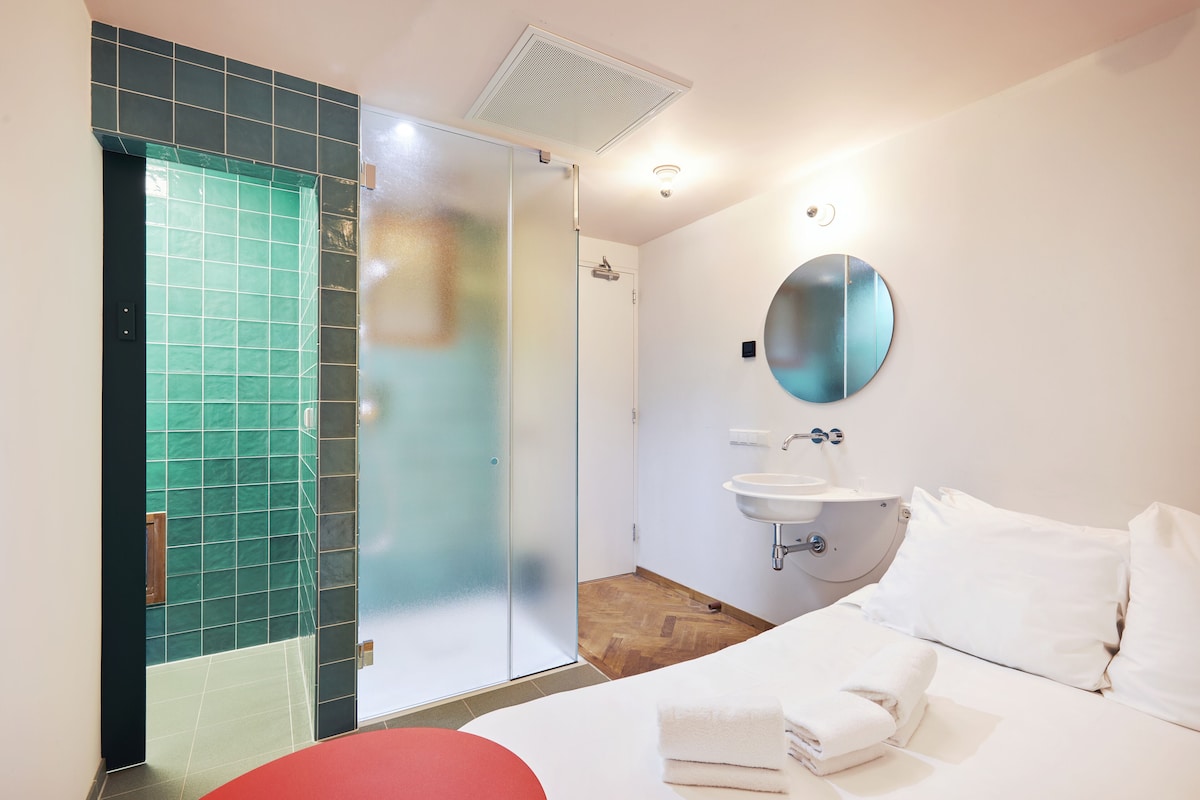 Invisible Room | Iron/ironing board, free WiFi, bed sheets