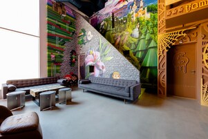 Tabla de planchar con plancha, wifi gratis, ropa de cama